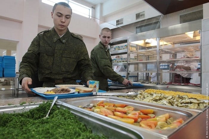 Больше половины отслуживших мужчин хотели пойти по военной стезе