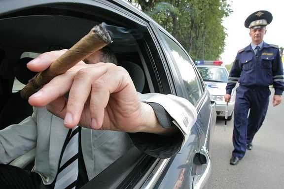 Курение за рулем в России: можно ли?